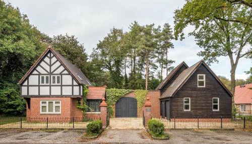 14P 5B Beautiful English Villa with jacuzzi