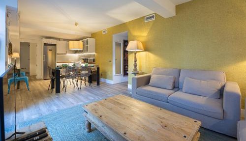 4BR Private Garden - Best Location for Families