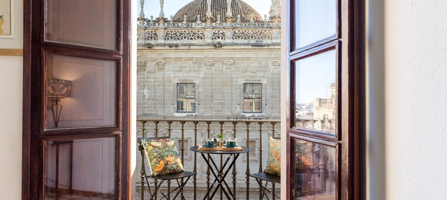5th floor apartment with parking opposite the Cathedral