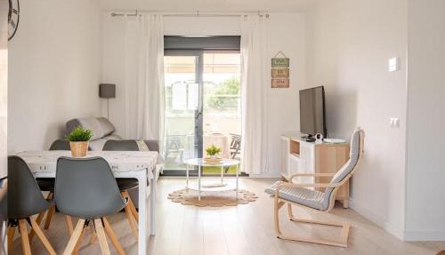 Apartamento nuevo, Disfruta del silencio, familias con niños, aire acondicionado, 2 baños, Wifi, terraza, playa, toallas y sombrillas