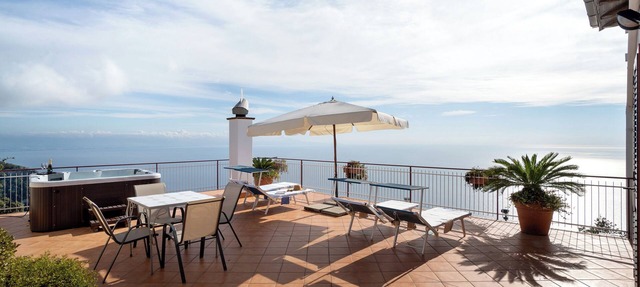 Apartment 'Appartamento Tramonto Superior' with Sea View, Wi-Fi and Air Conditioning