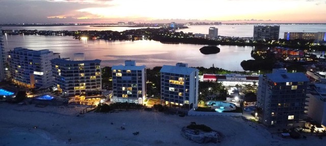 Beach Condo. Heart of The Hotel Zone, Cancun