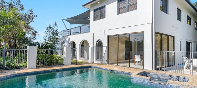 Beachfront Beach Break 1 – Byron Bay 3 Bedroom Holiday Apartment with Pool