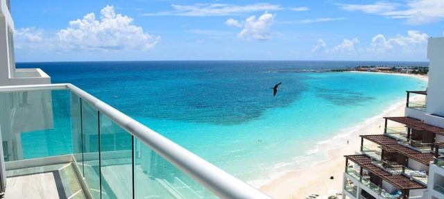 Beachfront Studio Balcony Pool & Gym