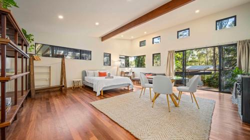 Beautiful high-set studio close to beach