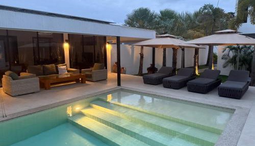 Beautiful private 4 bedroom villa with pool and gym