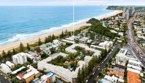 Best Tropical Luxury Lagoon Resort in Gold Coast !