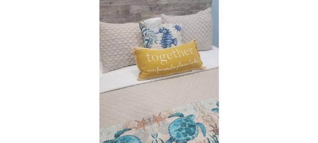 Blue Turtle 6-bedroom house in welcoming Nassau with WiFi, AC