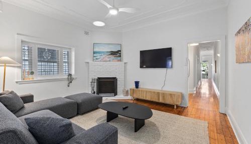Bondi Beach Home for 8 with Terrace & 2-Car Parking