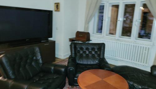 Bright 2BDR sleeps 8 near center M1