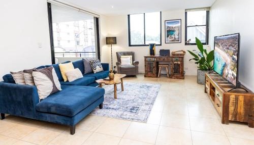Bright & Spacious 2 BDR w Pool Parking Balcony AC