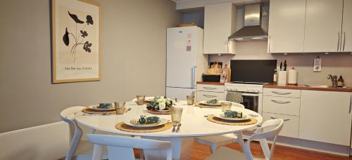 Bright & Spacious Apartment by the Sea, Free Parking, 10min to Airport, 12min to Ålesund