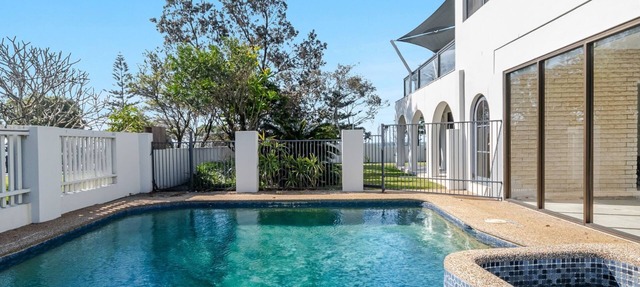 Byron Bay Beachfront Holiday Apartment - Pool, Ocean Views, 3 Bedrooms, Family & Group Accommodation