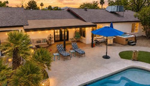 Cactus Breeze Retreat with Pool Hot Tub and 2 Suites