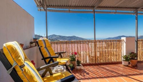 Casa Marlo, Spacious House in the Lively Centre of Cómpeta
