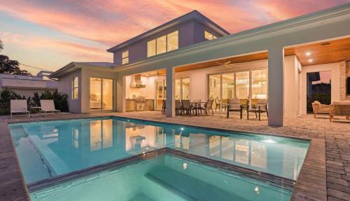 Central Naples Luxury - Pool Spa and Prime Location