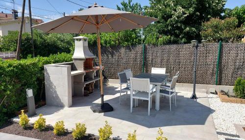 Cerca de Barcelona, y entre tres Parques Naturales, casa de 4 habitaciones y 2 baños con piscina, barbacoa y chimenea