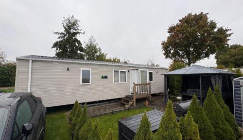 Chalet Meerwijck mit Terrasse am Wasser mit Strand und Schwimmbad