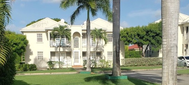 Charming 2-bedroom apartment in gated community