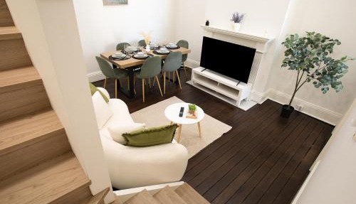 Charming 3BR Glebe Terrace w Yard, BBQ & Pet Friendly - Walk to Fish Market & Shops