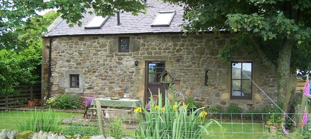 Charming cottage with loch and hill views nr Edinburgh