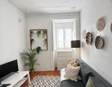 Charming Lisbon Apartment in Graça II