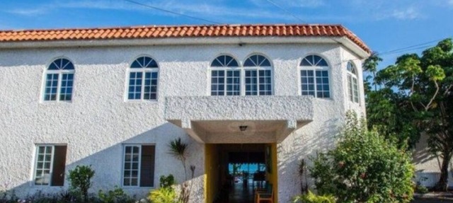 Chrisanns Hidden Cove Double Bed room max 3 guests, pool, beach