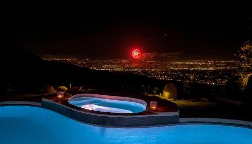Cliff House - El Paseo Retreat with amazing views of Palm Desert city lights