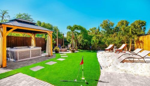 Coastal Farmhouse with mini Golf, Private Beach &Spa
