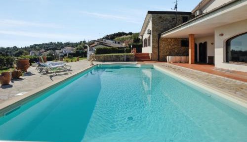 Contemporary Villa in Castellaccio with Private Pool