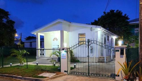 CoralStone Escape near beach and airport with private garden