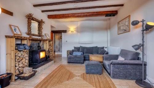 Cosy Lodge Getaway with Private Beach & Fireplace