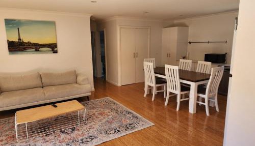 Cosy Modern 3 Bedroom 2 Bathroom Home Near The Canberra Hospital