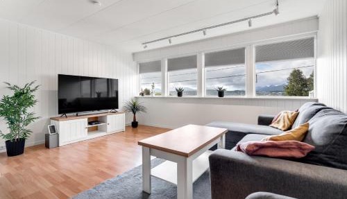 Cozy Arctic Hideaway l Fireplace l Parking