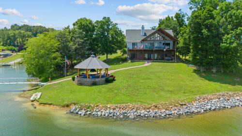 Cozy Cabin Style Lake House w Theatre Room & Dock