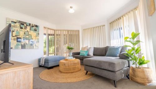Cozy Home with Ocean View & Sunset- Walk to Falcon Beach