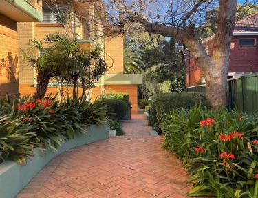 Cronulla courtyard unit, 10 mins walk to Beach & Bay