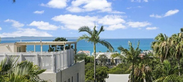Descola 10 - On Noosa Hill this top-level unit with ocean views from the balcony