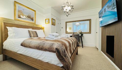 Designer 2 Bed Luxury Apartment with Private Own Garden