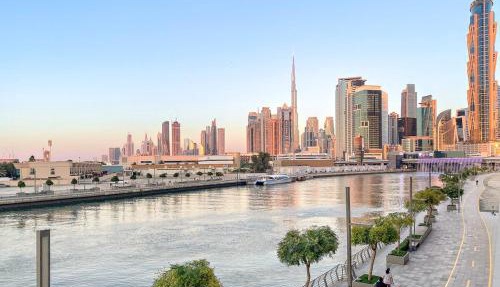 Elegant 1BR Apt with Balcony Views of Burj Khalifa & Dubai Canal