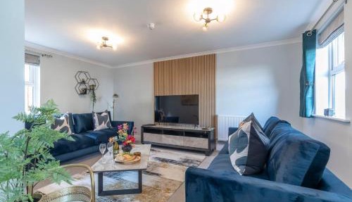 Elliot Oliver - Comfortable Five Bedroom Town Centre House With Garden & Garage