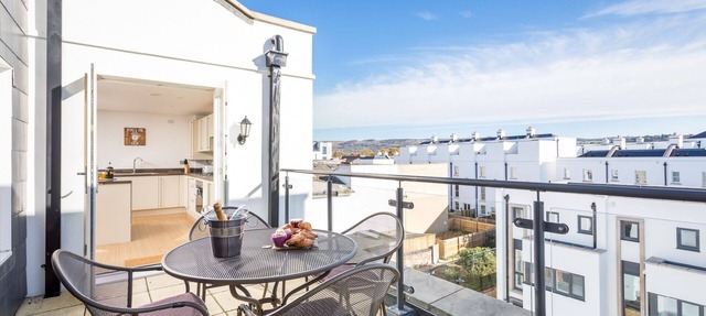 Elliot Oliver - Luxury 3 Bedroom Town Centre Apartment With Parking
