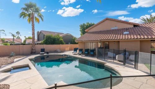 Entertainer's DREAM! 7 bedroom/4 bath w HEATED POOL & SPA (SLEEPS 16)