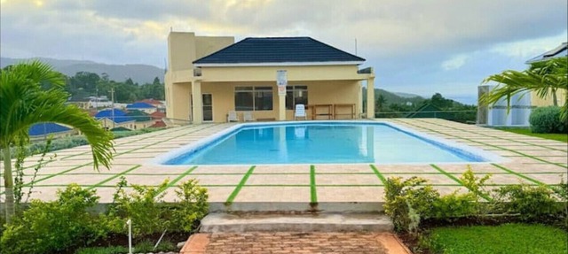 Experience Luxury/Ocho Rios/PS5/HS Wifi/65" TV/Pool/Crib/Comfort Beds