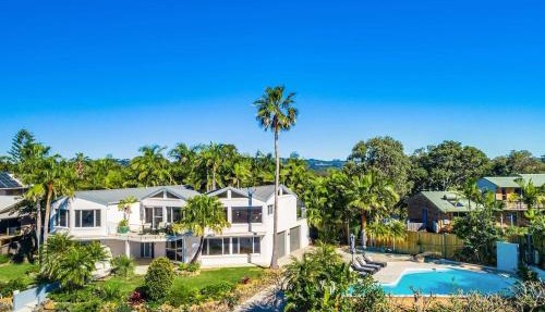 Fuller Holidays - Byron Pacific Vista - Large family home with Pool