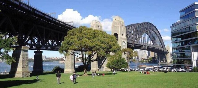 Garden 2 Bed Apt and Walk to Harbour | Parking