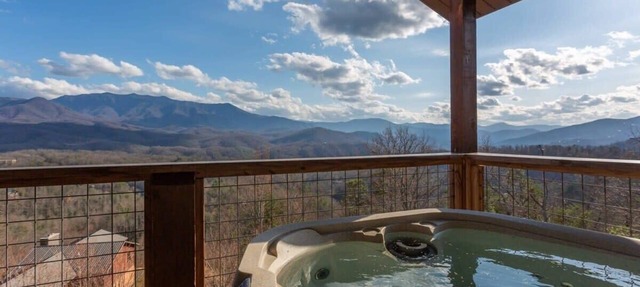 Gigantic Views GSMNP/3.6 Miles 2 DwTn Gatlinburg