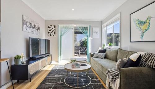 Gina's Retreat - Chic Comfort near Mount Taylor