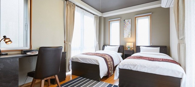* Good location in a lively commercial area * Excellent access to tourist spots
