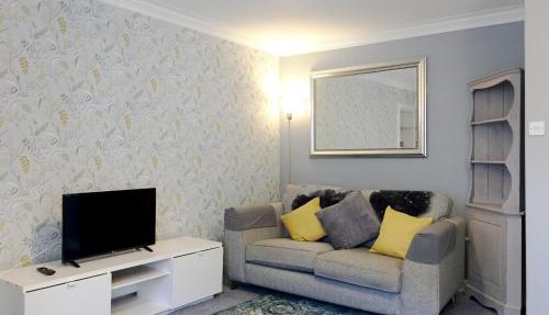 Gorgeous 3 bedroom Dunbar Serviced Apartment